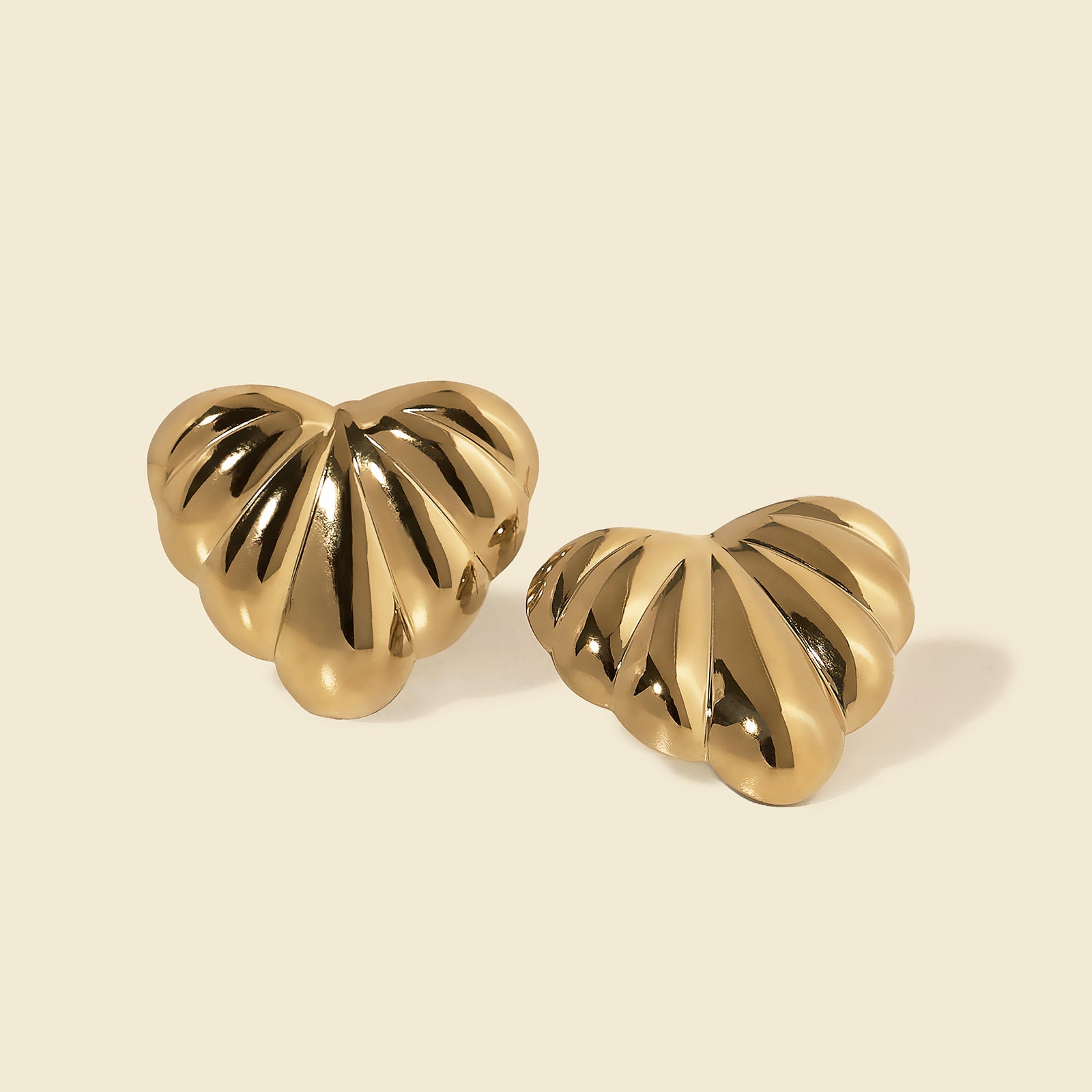 Sculpt Shell Studs Gold