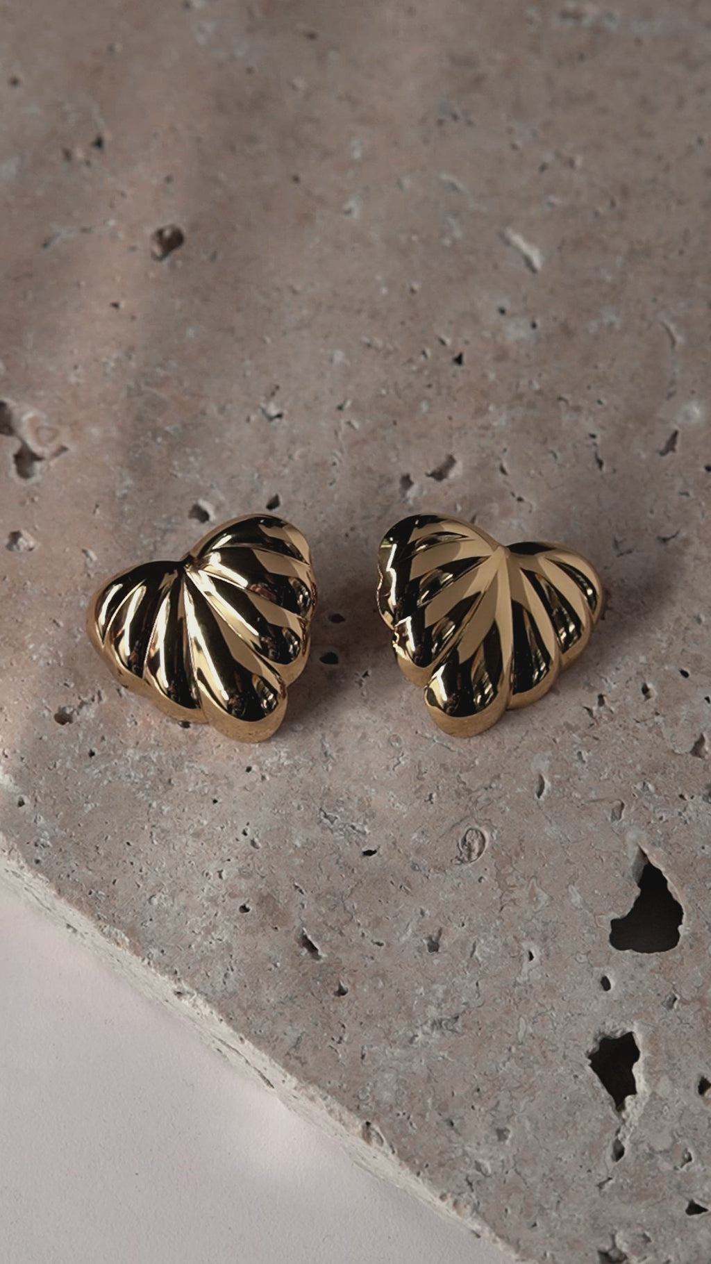 Sculpt Shell Studs Gold
